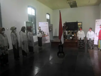 Siswa Sekolah Darurat Kartini bersama Komunitas Istri Ikatan Dokter Indonesia (IIDI) dan Komunitas Wanita Indonesia Tanpa Tembakau (WITT) melaksanakan upacara peringatan Hari Kartini di Museum Kebangkitan Nasional (ex Gedung Stovia), Jakarta, Kamis (21/4/2022). (Liputan6.com/Herman Zakharia)