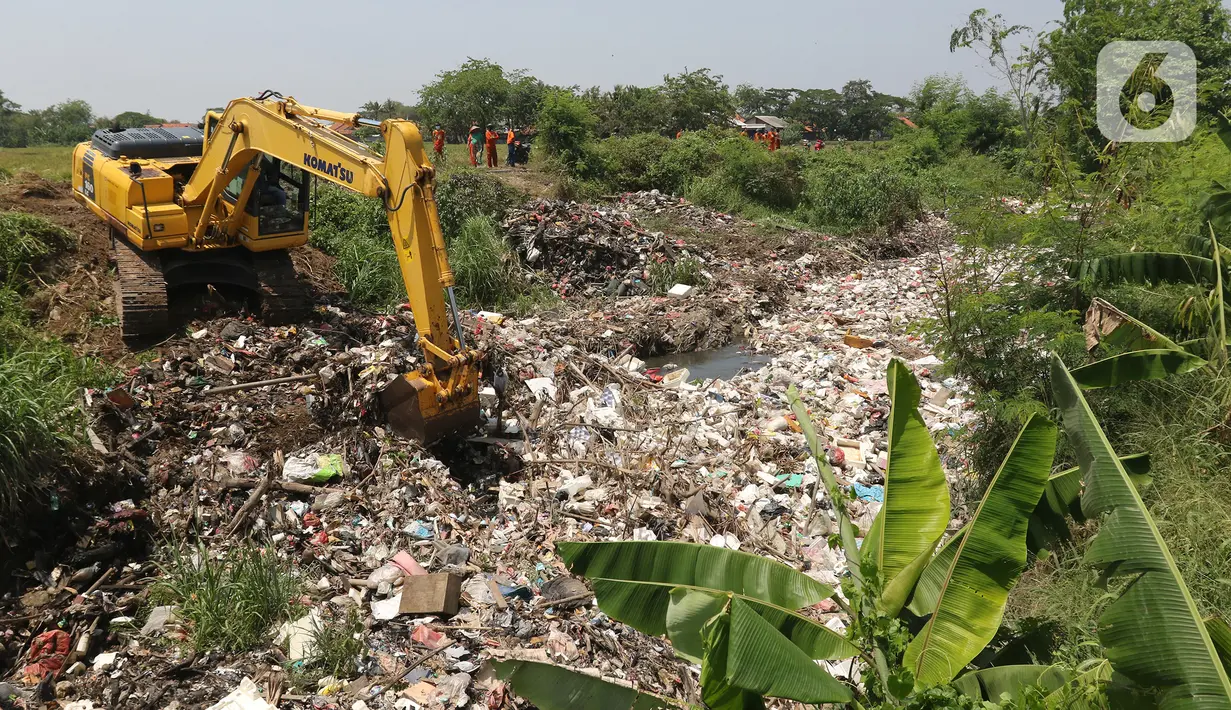 Ekskavator mengeruk sampah yang memenuhi Kali Busa di Tambun Utara, Kabupaten Bekasi, Jawa Barat, Jumat (10/9/2021). Pengerukan sampah ditargetkan selesai selama dua hari dan selanjutnya dipindahkan ke TPA Burangkeng. (Liputan6.com/Herman Zakharia)