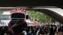 Bus yang ditumpangi Timnas Indonesia U-22 melewati Jembatan Semanggi saat pawai kontingen Indonesia untuk SEA Games 2023 yang bertajuk Kira87uara yang berlangsung di Jakarta, Jumat (19/05/2023). (Bola.com/Bagaskara Lazuardi)