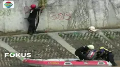 Tim SAR dari Basarnas dan Suku Dinas Pemadam Kebakaran Jakarta Timur akhirnya menemukan pemuda yang terseret arus Sungai Ciliwung setelah melakukan penyisiran