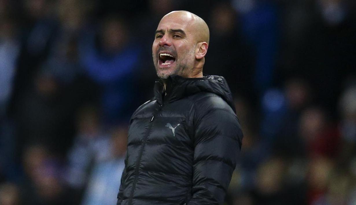 Pelatih Manchester City, Pep Guardiola, memberikan arahan kepada anak asuhnya saat melawan Hoffenheim pada laga Liga Champions di Stadion Etihad, Rabu (12/12). Manchester City menang 2-1 atas Hoffenheim. (AP/Dave Thompson)
