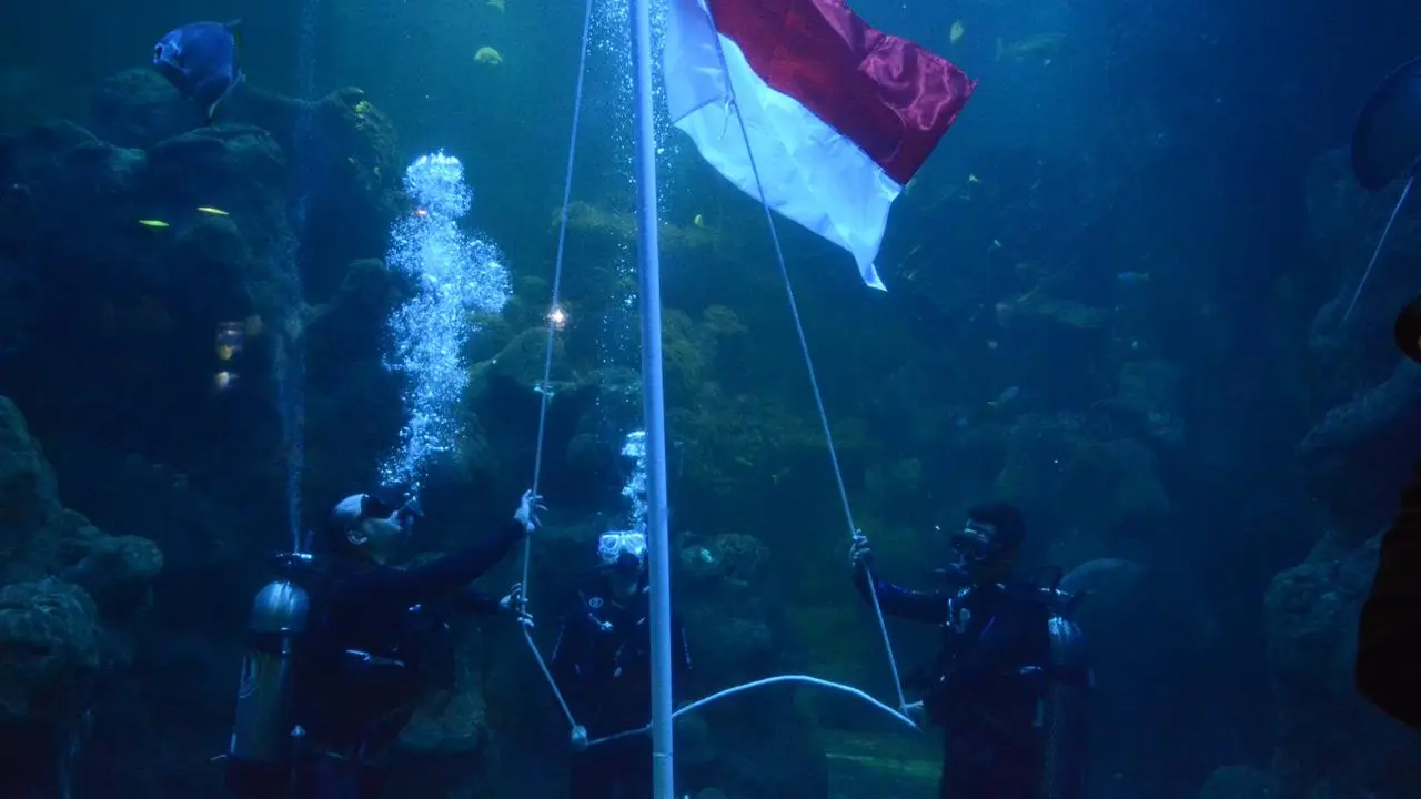 Ragam Pertunjukkan Dalam Aquarium untuk Memperingati HUT RI ke-75 di Jakarta