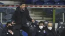 Manajer tim FC Porto, Sergio Conceicao memberi instruksi kepada timnya saat menghadapi Rio Ave dalam laga lanjutan Liga Portugal 2020/21 di Dragao Stadium, Porto, Senin (1/2/20201). FC Porto menang 2-0 atas Rio Ave. (AFP/Miguel Riopa)