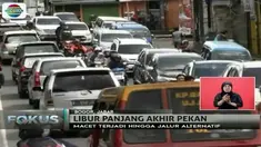 Libur panjang akhir pekan dan Idul Adha, sejumlah kawasan menuju tempat wisata macet panjang.