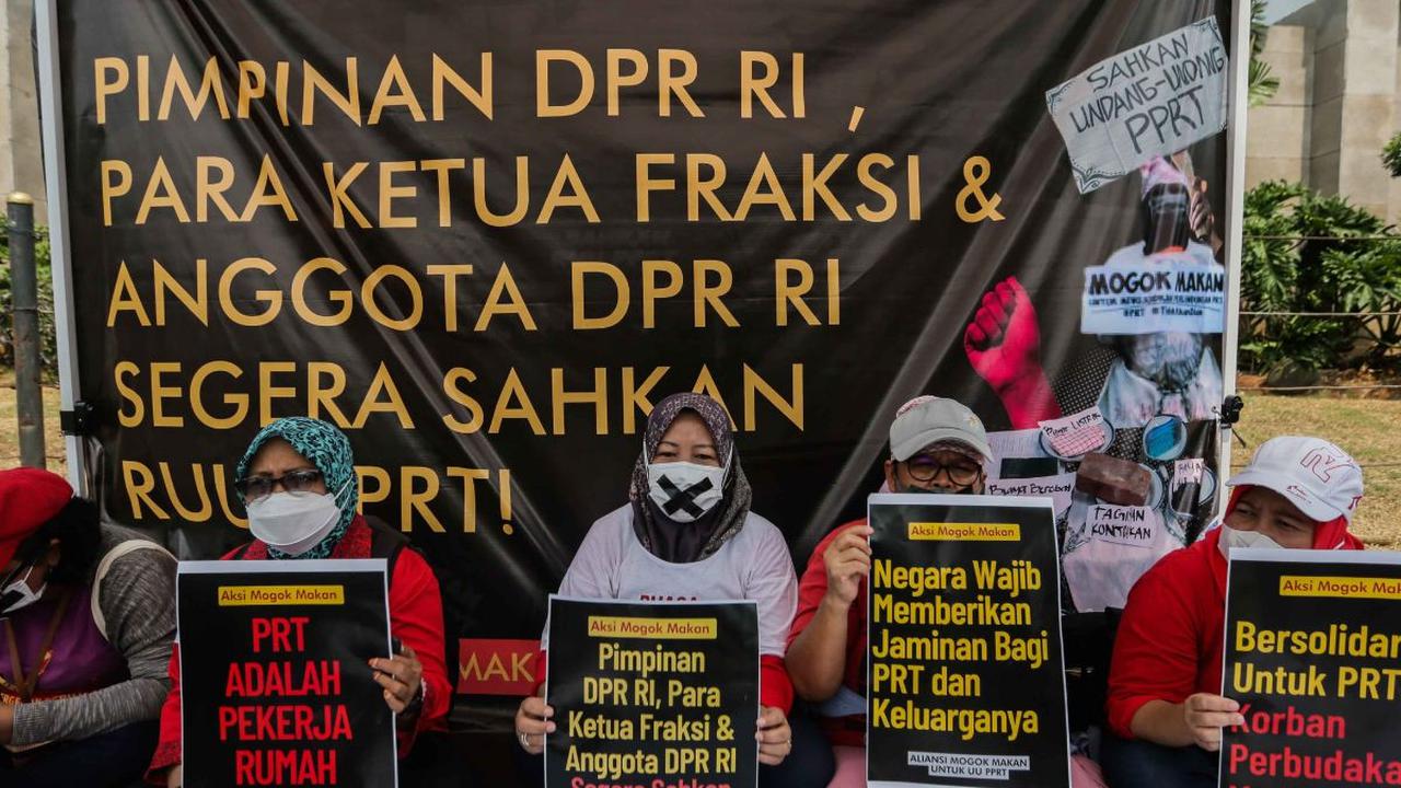 Sejumlah anggota aliansi Mogok Makan Untuk Undang Undang Perlindungan Pekerja Rumah Tangga (UU PPRT) membentangkan poster saat aksi di depan Gedung DPR, Jakarta, Senin (14/8/2023).