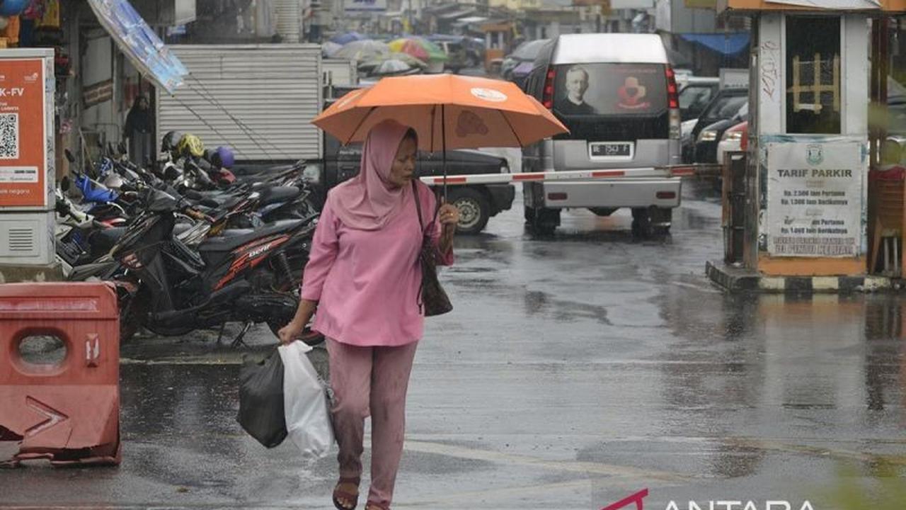 BMKG: Prakiraan Cuaca Berawan hingga Hujan Dominasi Mayoritas Wilayah Indonesia di Akhir Pekan