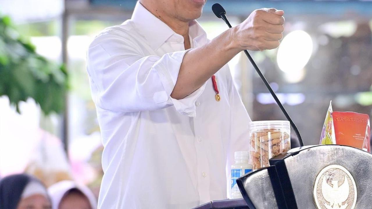 VIDEO: Jokowi Buru-Buru Jawab & Langsung Pergi Ditanya Soal Beras: Jangan Tanya Terus!