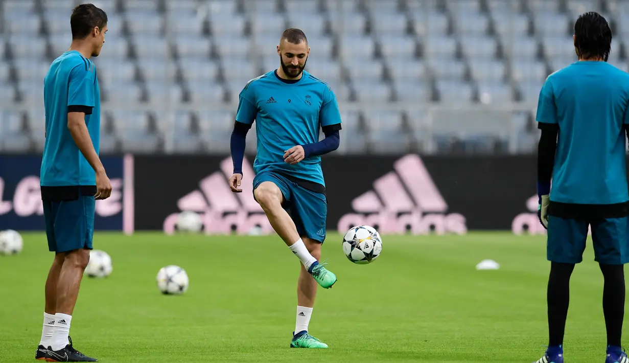 Pemain Real Madrid, Karim Benzema (tengah) dan rekan-rekannya saat sesi latihan di Munich, Jerman, Selasa (24/4). Real Madrid akan dijamu Bayern Munchen pada leg pertama semifinal Liga Champions. (JAVIER SORIANO/AFP)