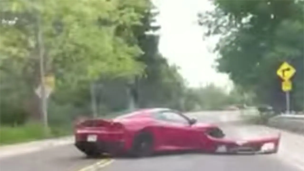 Ban Selip, Ferrari Sewaan Seruduk Pembatas hingga Bemper Rontok