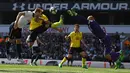 Aksi Harry Kane (kiri) berebut bola dengan kiper Watford, Heurelho Gomes pada lanjutan Premier League pekan ke-32 di  White Hart Lane, London, (8/4/2017). Tottenham menang 4-0. (AFP/Justin Tallis)