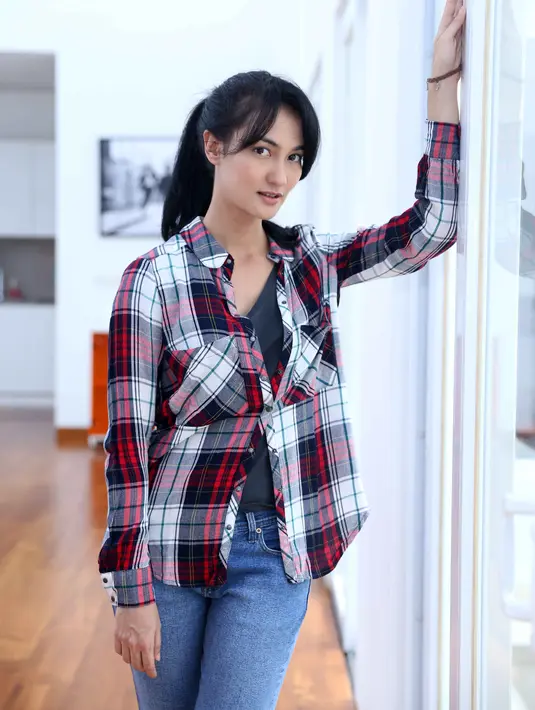 Kemunculan sitkom ‘OK-JEK’ ini memang terinspirasi dari maraknya pelayanan ojek online di beberapa kota besar di Indonesia. Tak hanya Atiqah Hasiholan, nantinya Ibnu Jamil dan Oka Antara juga akan berperan sebagai pengemudi ojek. (Nurwahyunan/Bintang.com)