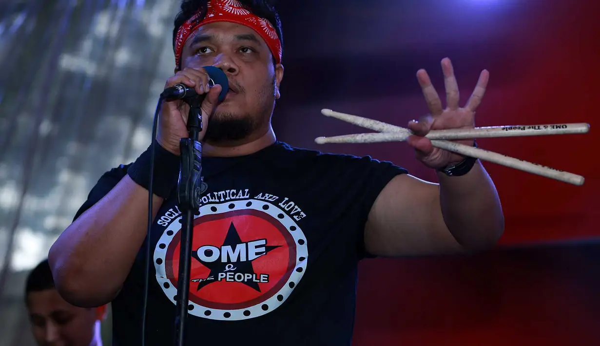 Ome pernah mengeluarkan album bersama bandnya yang bernama REMEDY, setelah kefakuman bandnya tersebut, Ome memberanikan diri membuat album keduanya dengan mengajak musisi rock tanah air. (Deki Prayoga/Bintang.com)