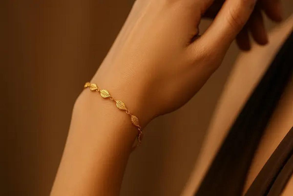 9 Model Gelang Emas Elegan 2 Gram Motif Daun, Ide Perhiasan Menawan di 2025