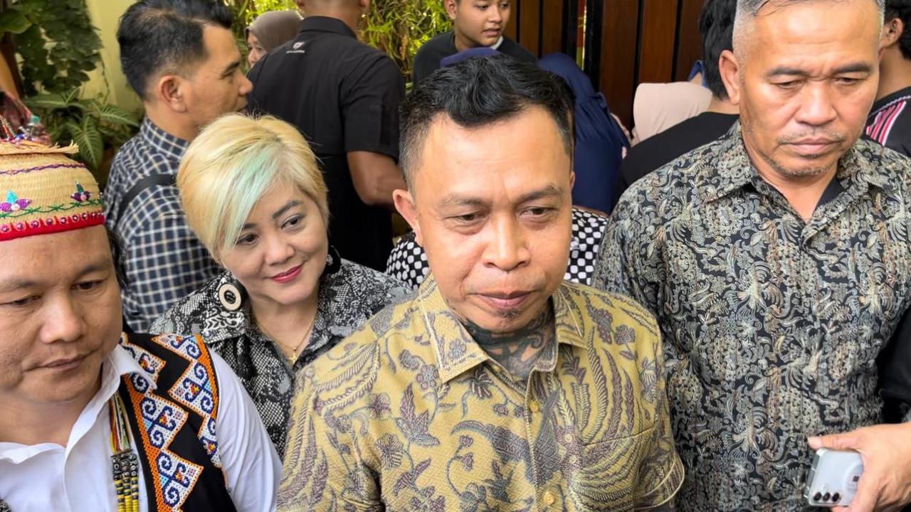 Panglima Besar Pasukan Merah Tariu Borneo Bangkule Rajakng (TBB), Panglima Jilah, saat bertandang ke kediaman pribadi Jokowi di Jalan Kutai Utara, Sumber, Solo, Senin (10/8). (merdeka.com/arie sunaryo).