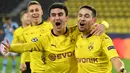 Bek Borussia Dortmund, Raphael Guerreiro (kanan) merayakan gol bersama rekannya, Mateu Morey, dalam laga lanjutan Liga Champions 2020/21 Grup F melawan Lazio di Signal Iduna Park Stadium, Dortmund, Rabu (2/12/2020) waktu setempat. Dortmund bermain imbang 1-1 dengan Lazio. (AFP/Ina Fassbender)