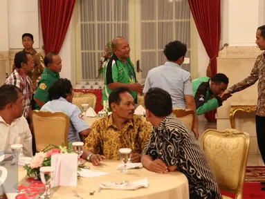 Presiden Joko Widodo bersalaman dengan tukang ojek sebelum acara makan siang di Istana Negara, Jakarta, Selasa (1/9/2015). Setidaknya ada 100 para pekerja di sektor transportasi yang diundang dalam jamuan tersebut. (Liputan6.com/Faizal Fanani)