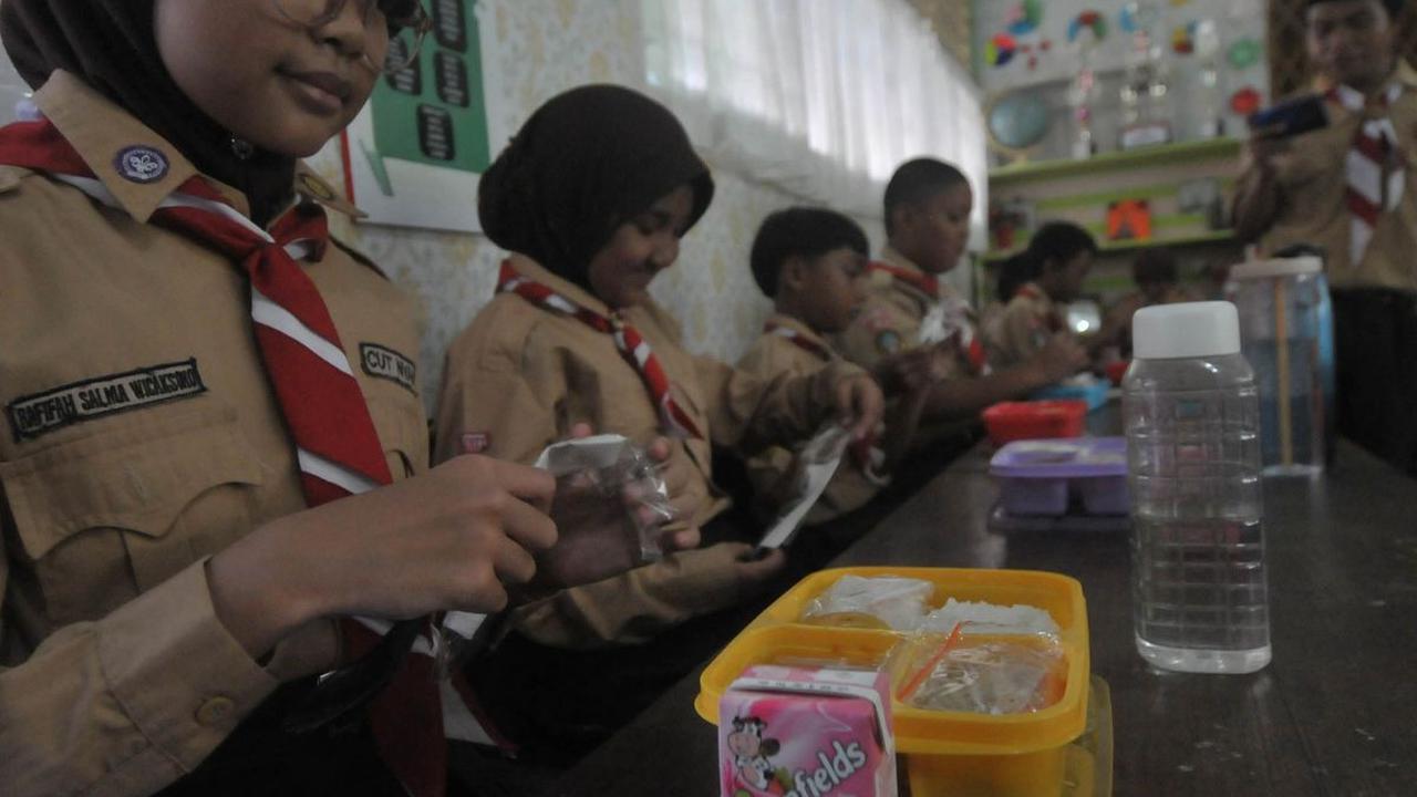 Sejumlah siswa menyantap Makan Bergizi Gratis di SDN 05 dan 07 Cipinang Melayu, Jakarta, Kamis (7/8/2024). Kegiatan ini merupakan uji coba atau simulasi program Makan Bergizi Gratis yang dicanangkan pasangan Presiden dan Wakil Presiden terpilih, Prabowo S