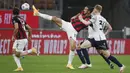 Pemain AC Milan Zlatan Ibrahimovic mengontrol bola dibayang-bayangi pemain Bologna Jerdy Schouten pada pertandingan Serie A di Stadion San Siro, Milan, Italia, Senin (21/9/2020). AC Milan menaklukkan Bologna 2-0. (AP Photo/Antonio Calanni)