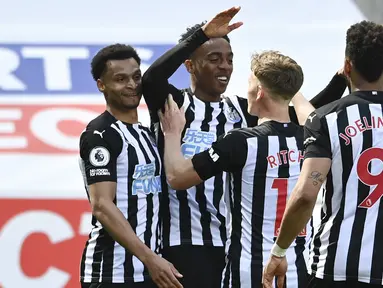 Para pemain Newcastle United merayakan gol ketiga ke gawang West Ham United yang dicetak gelandang Joe Willock (kedua dari kiri) dalam laga lanjutan Liga Inggris 2020/2021 pekan ke-32 di St James' Park, Newcastle, Sabtu (17/4/2021). Newcastle menang 3-2 atas West Ham. (AP/Stu Forster/Pool)