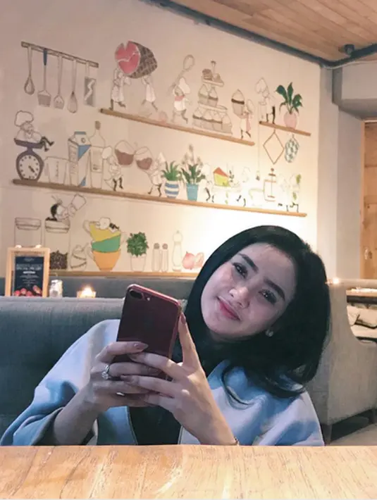 "Ini sebenarnya komentar haters yang bukan pertama kali. Selama ini Cita tenang aja. Tapi ini sudah tidak layak ya. Makanya, ancaman Cita, 1x24 jam itu merupakan peringatan bagi pengguna media sosial," kata Bomboms, manajer Cita Citata.