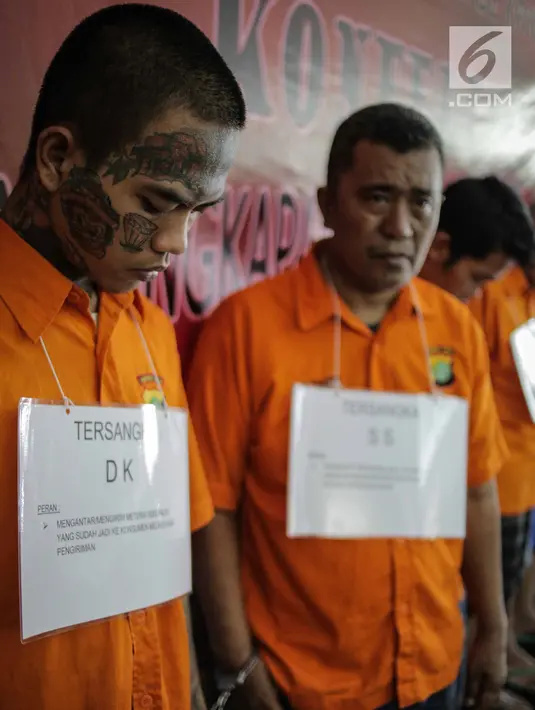 Tersangka kasus tindak pidana pemalsuan materai dan pencucian uang dihadirkan saat rilis di Polda Metro Jaya, Jakarta, Rabu (20/3). Polisi menyita 1.500 lembar materai palsu 6000 dengan isi 50 keping per lembar. (Liputan6.com/Faizal Fanani)