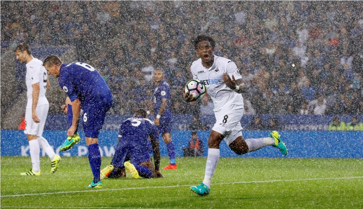 Ekspresi pemain Swansea City, Leroy Fer, setelah mencetak gol ke gawang Leicester City  dalam laga Premier League di King Power Stadium, Sabtu (27/8/2016). (Reuters/Darren Staples)