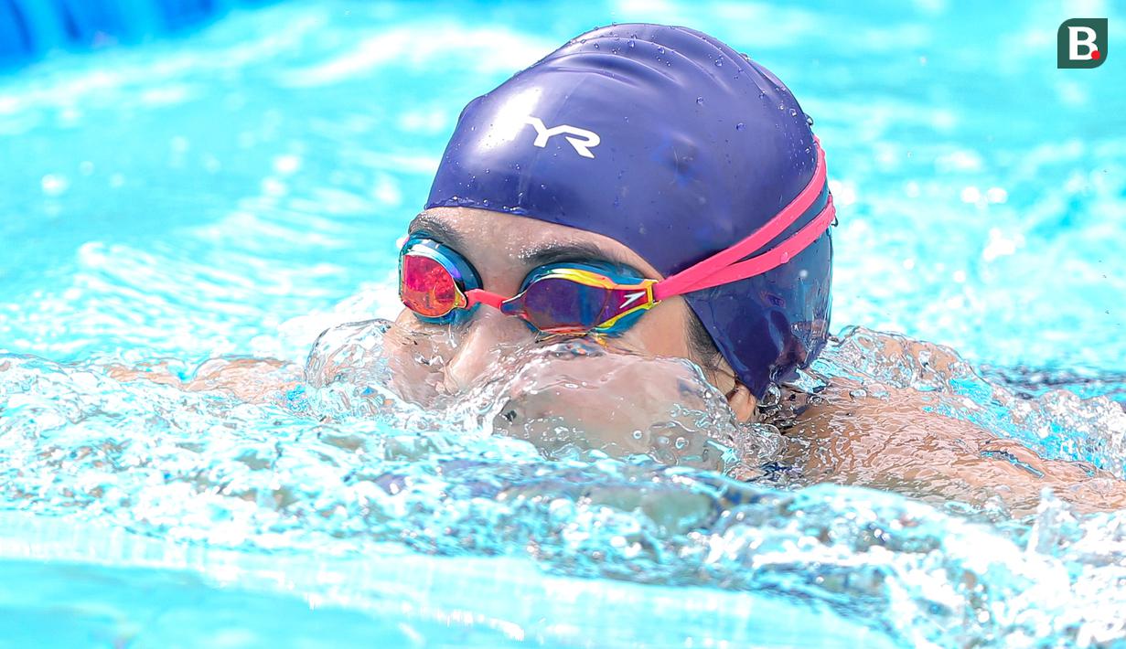 <p>Aksi selebritas Indonesia, Gisella Anastasia saat perlombaan renang Turnamen Olahraga Selebriti Indonesia (TOSI) Season 2 di Hotel Borobudur, Jakarta, Sabtu (27/01/2024). (Bola.com/Bagaskara lazuardi)</p>