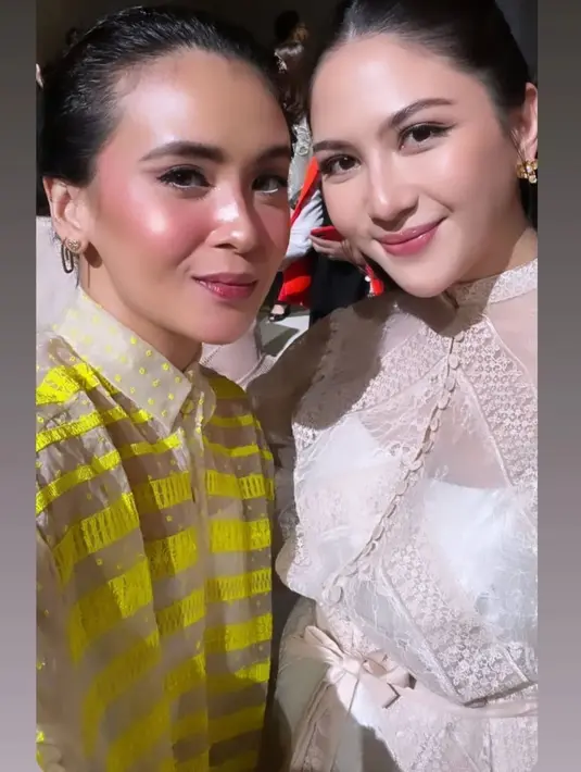 Dari sisi makeup, Jessica Mila pilih tampilan yang flawless natural dengan lip gloss berwarna [@jscmila]