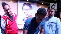 Cawapres nomor urut 02, Sandiaga Uno menandatangani baju pada peluncuran merchandise Thesandiuno, di Jakarta, Senin (04/2). Hasil penjualan merchandise Thesandiuno digunakan untuk mendukung perjuangan Prabowo Sandi. (Liputan6.com/Fery Pradolo)