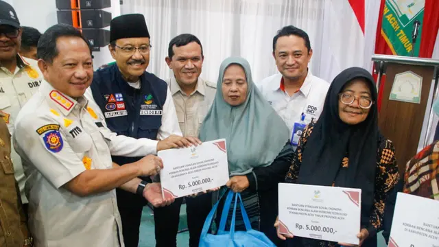 Penyerahan Bansos Pemerintah untuk Penanganan Korban Bencana Alam