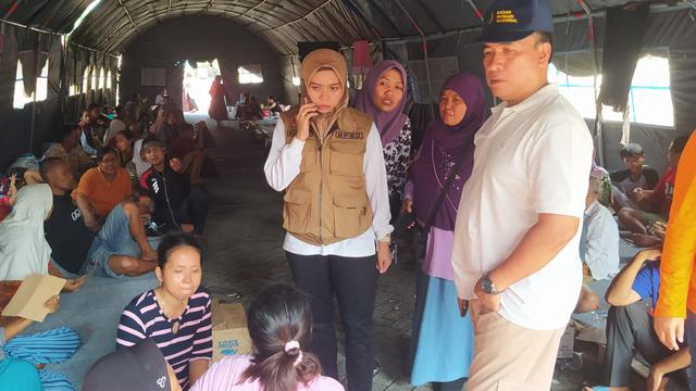 Bupati Demak Esti’anah memantau kebutuhan logistic dan mengunjungi warganya yang tinggal di pengungsian Terminal Jati Kudus. (Liputan6.com/Arief Pramono)