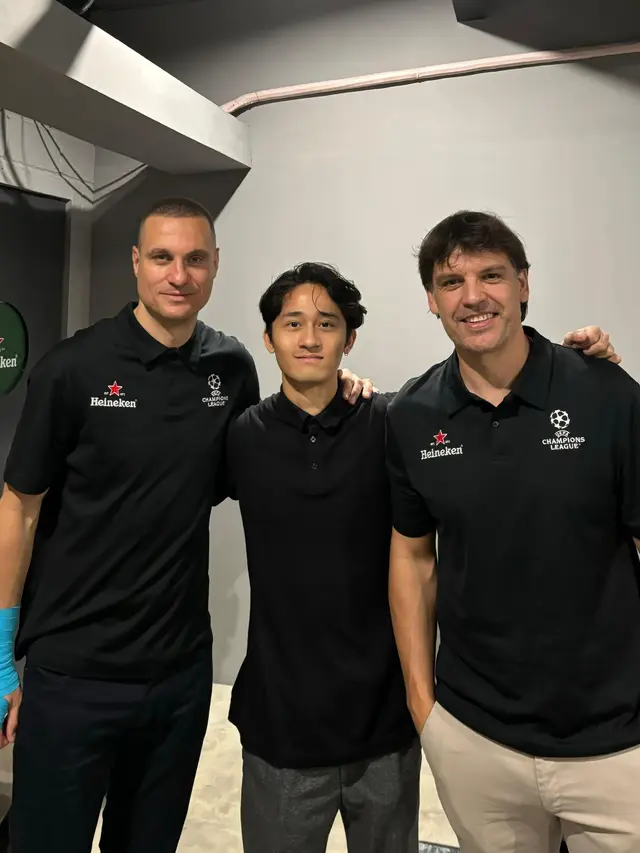 Abeliano bersama Nemanja Vidic dan Fernano Morientes