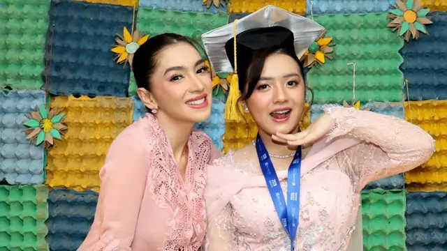 Angel Karamoy saat hadir wisuda Putri Sulung Lovely Rumangkang. [@realangelkaramoy]