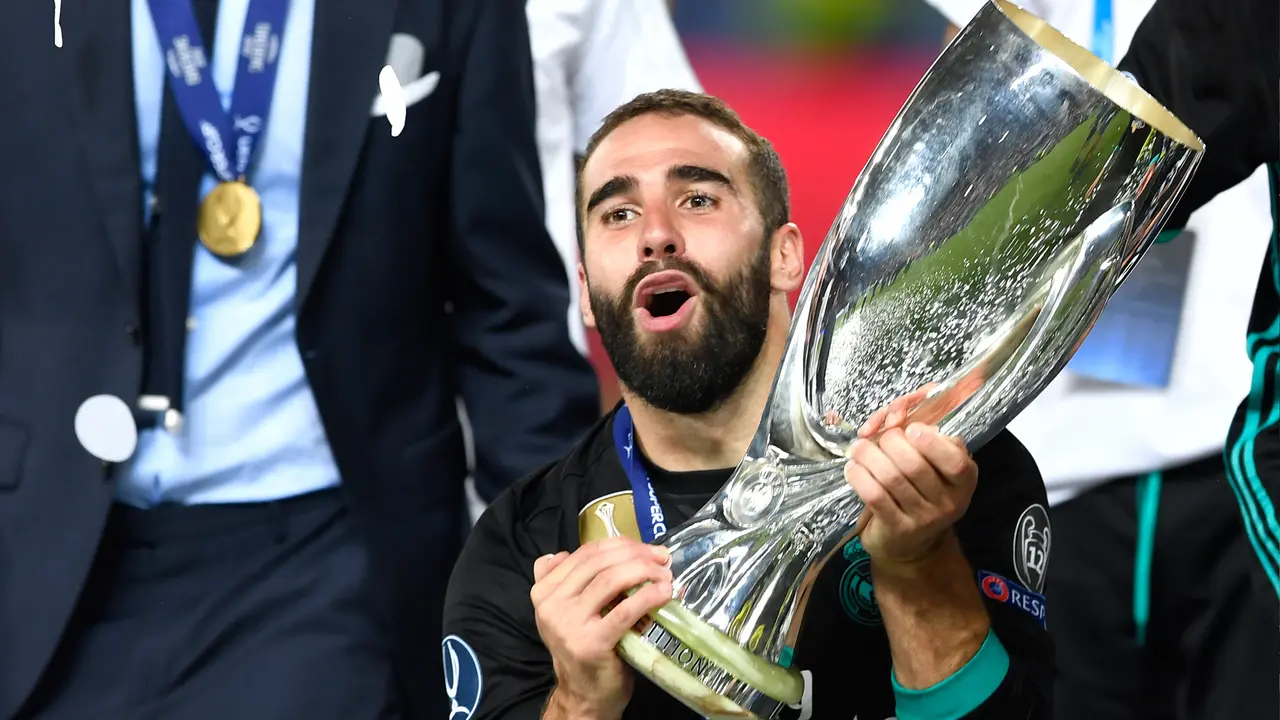 Selebrasi Real Madrid Angkat Trofi Piala Super Eropa 2017