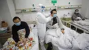 Dokter memeriksa kondisi pasien kritis virus corona atau COVID-19 di Rumah Sakit Jinyintan, Wuhan, Provinsi Hubei, China, Kamis (13/2/2020). China melaporkan 254 kematian baru dan lonjakan kasus virus corona sebanyak 15.152. (Chinatopix Via AP)