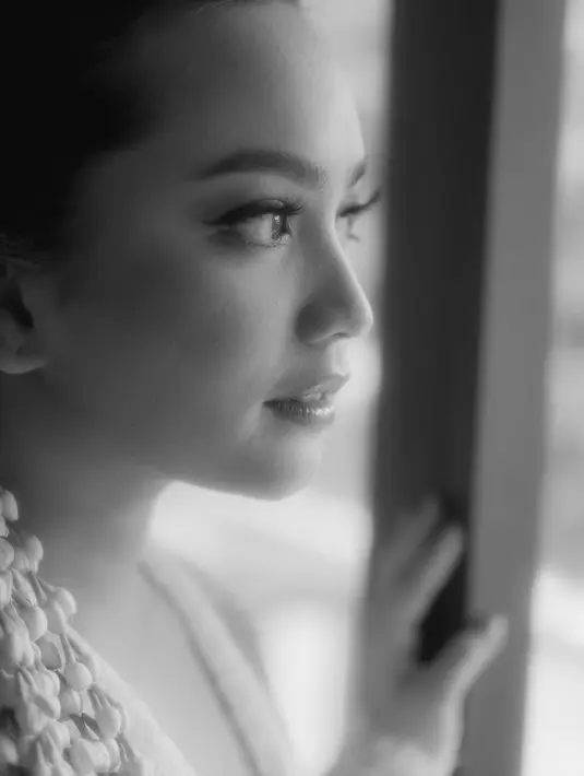 Kabar pernikahan Rachel Amanda dengan Nara diketahui dari unggahan terbarunya di instagram stories. Dia memamerkan fotonya yang tampil cantik dengan kebaya adat jawa. [instagram/hibikiwedding]