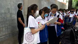 Sekelompok siswa bersiap memasuki sekolah untuk mengikuti hari pertama Ujian Masuk Perguruan Tinggi Nasional (NCEE), yang dikenal sebagai “Gaokao” di Beijing (7/6/2021).  (AFP/Wang Zhao)