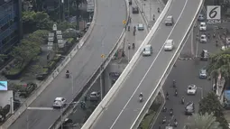 Kendaraan bermotor melintas di kawasan Jalan Layang Non Tol (JLNT) Tanah Abang - Kampung Melayu, Jakarta, Rabu (6/3). Meski sudah ada rambu larangan, pemotor nekat menerobos. (Liputan6.com/Fery Pradolo)
