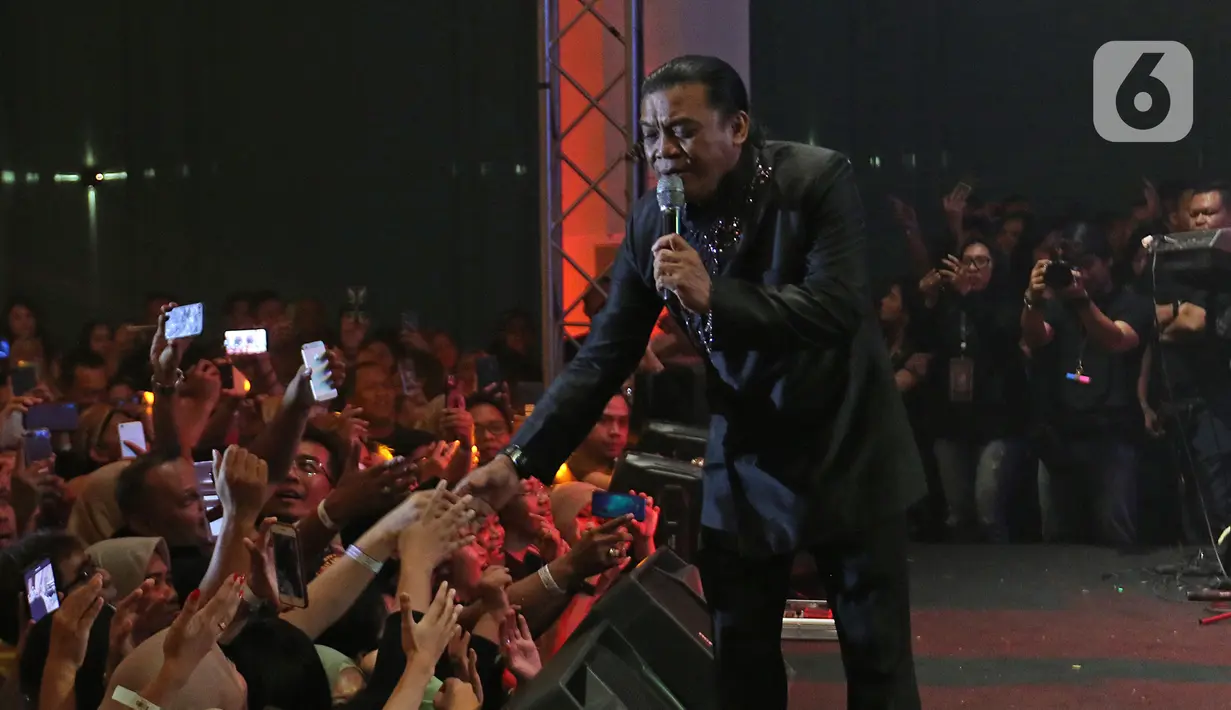 Dalam setiap penampilannya, Didi Kempot selalu membangun interaksi yang hangat dengan penggemarnya. Cidro, Stasiun Balapan, Banyu Langit, Pamer Bojo serta Suket Teki menjadi lagu yang paling ditunggu yang bisa membuat penggemarnya larut bernyanyi dan berjoget bersama. (Liputan6.com/Herman Zakharia)