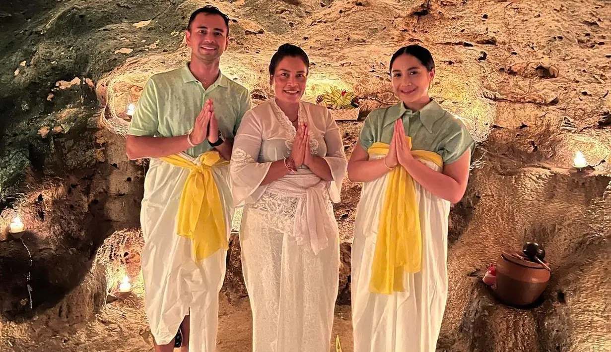 Di malam itu, Raffi Ahmad dan Nagita Slavina tampil serasi mengenakan baju couple warna tosca. @raffinagita1717.