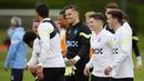 Pemain Manchester City tersenyum setelah mengikuti sesi latihan jelang laga final Liga Champions di Manchester, Selasa (6/6/2023). Manchester City akan berhadapan dengan Inter Milan di Stadion Olimpiade Ataturk, Turki, Minggu (11/6/2023), Pukul 02.00 WIB. (AP Photo/Jon Super)