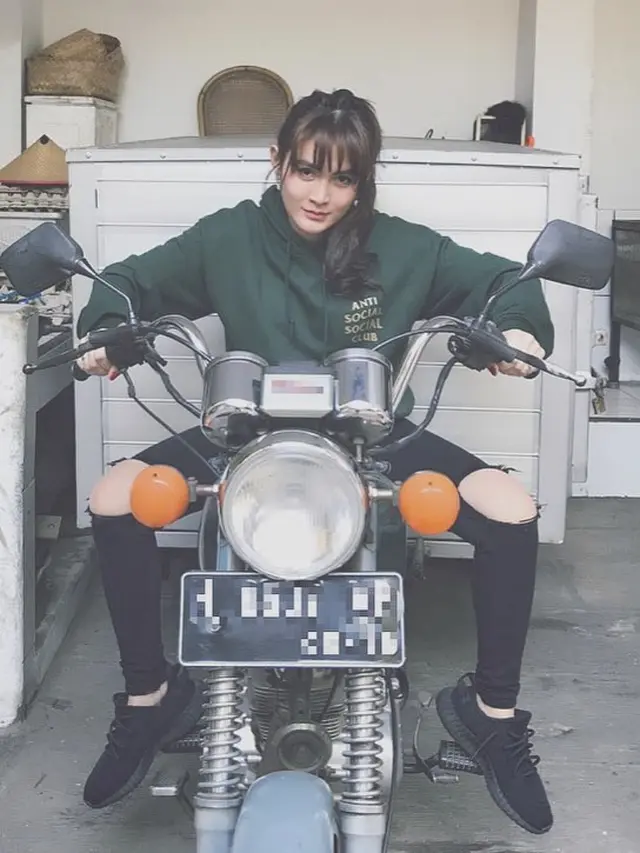 [Bintang] Gagal Fokus, Intip Potret 5 Gaya Sporty Seksi Angela Lee yang Bikin Kecanduan