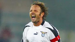 Sinisa Mihajlovic merupakan pemain pertama yang pernah cetak hat-trick dari tendangan bebas di Serie A Italia. Itu terjadi saat Lazio hadapi Sampdoria musim 1998/1999. Bek asal Serbia ini pernah tercatat menjadi pencetak gol terbanyak dari tendangan bebas di Serie A. (Foto: AFP/Patrick Hertzog)