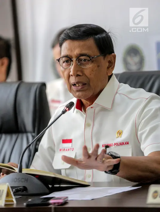 Menko Polhukam Wiranto memberi keterangan usai rapat koordinasi tertutup di Kantor Kemenko Polhukam, Jakarta, Selasa (24/9/2019). Rapat membahas RUU KUHP, Papua dan Papua Barat, serta kebakaran hutan dan lahan (karhutla). (Liputan6.com/Faizal Fanani)