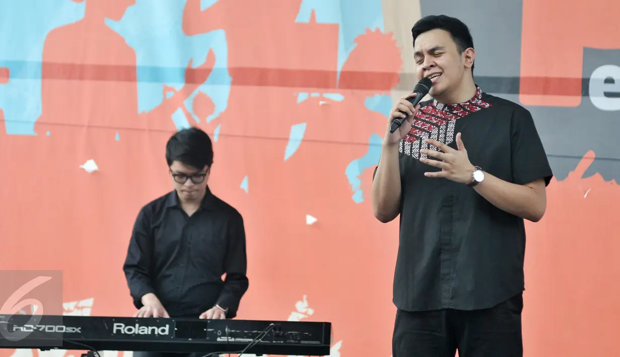 Tulus menyanyikan lagu berjudul 'Gajah' saat menghibur pelajar di Pesta Pendidikan di RPTRA Kalijodo, Jakarta, Selasa (2/5). Tulus meriahkan Pesta Pendidikan dalam Peringatan hari pendidikan Nasional di RPTRA Kalijodo. (Liputan6.com/Yoppy Renato)