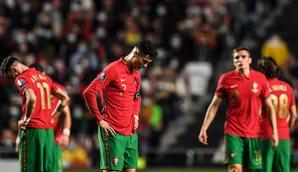 Bertanding di kandang, Portugal harus merelakan tim tamu Serbia lolos langsung ke Putaran Final Piala Dunia 2022 mewakili Grup A. Kepastian didapat usai Cristiano Ronaldo dkk. yang hanya membutuhkan hasil imbang harus kalah dramatis 1-2 lewat gol di ujung laga. (AFP/Patricia De Melo Moreira)