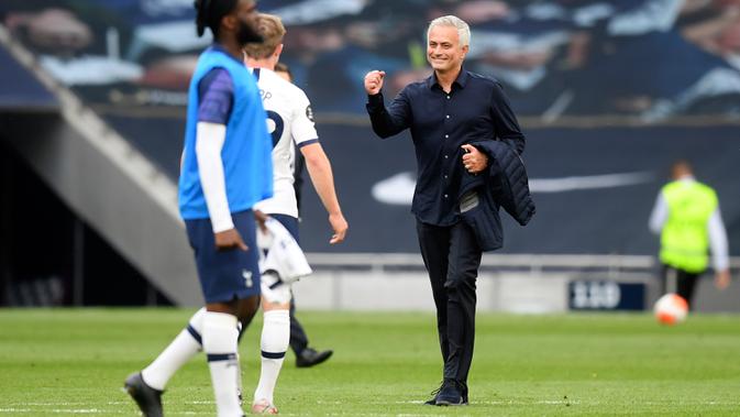 Pelatih Tottenham Hotspur, Jose Mourinho tersenyum usai pertandingan melawan Arsenal pada pertandingan lanjutan Liga Inggris di Stadion Tottenham Hotspur di London, Inggris, Minggu (12/7/2020). Tottenham menang tipis atas Arsenal 2-1. (Michael Regan/Pool via AP)