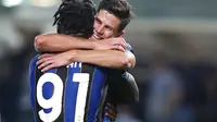 Matteo Pessina dipeluk Duvan Zapata usai mencetak gol ke gawang Young Boys dalam matchday 2 Liga Champions, Kamis (30/9/2021) dini hari WIB. Atalanta menang 1-0. (Spada/LaPresse via AP)