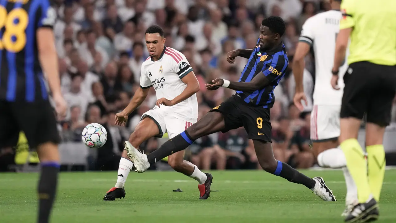 Pemain Real Madrid Trent Alexander-Arnold berebut bola dengan pemain Inter Milan Marcus Thuram