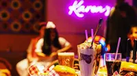 Karen's Diner, restoran dengan konsep pelayan jutek akan buka gerai perdana mereka di Jakarta pada pertengahan Desember 2022. (dok. Instagram @karensdinerofficial/https://www.instagram.com/p/CcY-brCPHwq/)